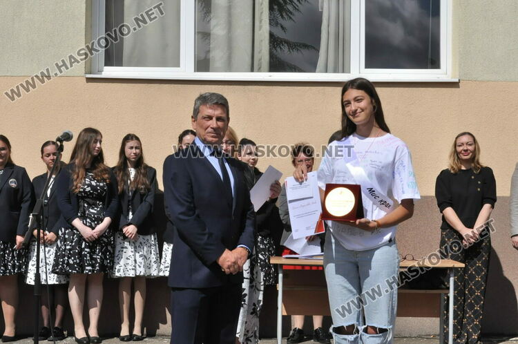 Езиковата изпрати 181 абитуриенти, Лилия Иванова със Златаровска премия