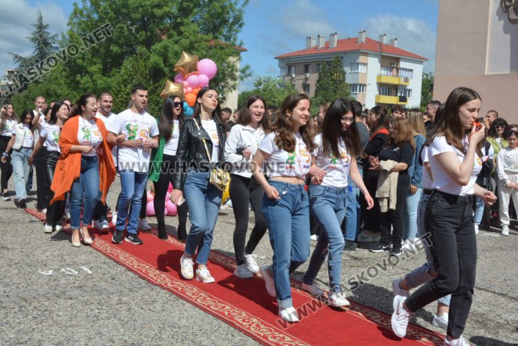 Последният звънец би за зрелостниците от Математическа гимназия в Хасково в присъствието на първия директор Дойчо Кръстев