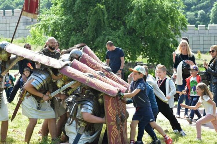 Стотици перничани и гости на града станаха част от семейната неделя на Пернишката крепост