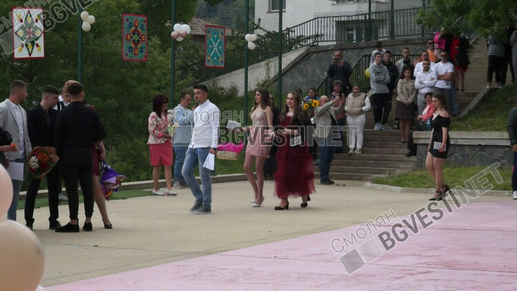 48 абитуриенти изпрати тържествено Професионалната гимназия по икономика в Смолян