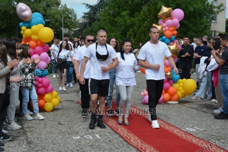 Последният звънец би за зрелостниците от Математическа гимназия в Хасково в присъствието на първия директор Дойчо Кръстев