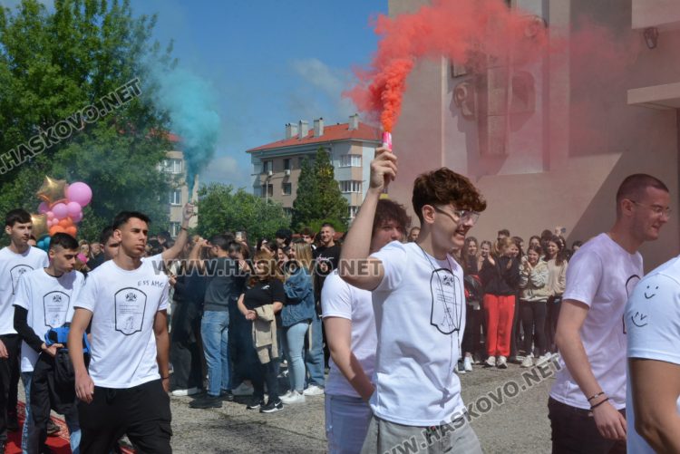 Последният звънец би за зрелостниците от Математическа гимназия в Хасково в присъствието на първия директор Дойчо Кръстев