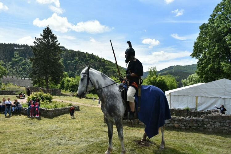 Стотици перничани и гости на града станаха част от семейната неделя на Пернишката крепост