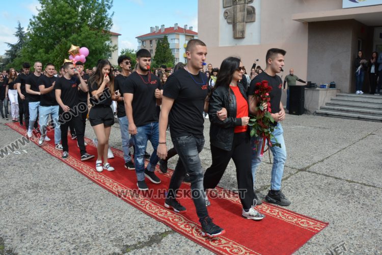 Последният звънец би за зрелостниците от Математическа гимназия в Хасково в присъствието на първия директор Дойчо Кръстев