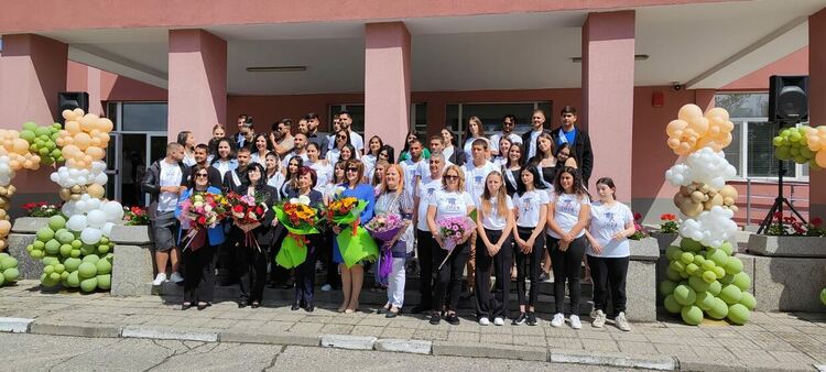 Абитуриентите от ПГСС си взеха "сбогом" с училището