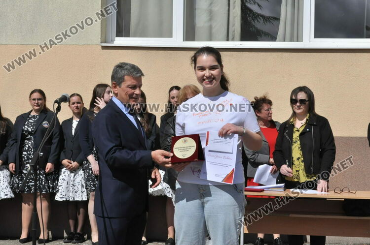 Езиковата изпрати 181 абитуриенти, Лилия Иванова със Златаровска премия