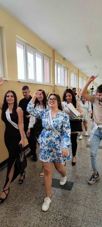 Абитуриентите от ПГСС си взеха "сбогом" с училището