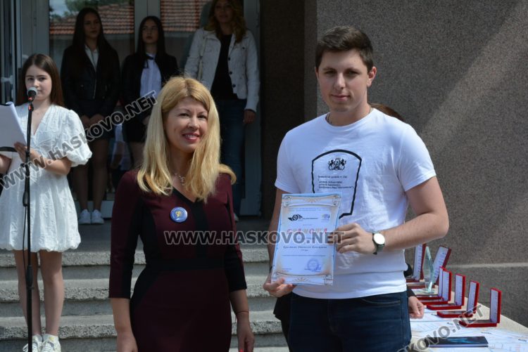 Последният звънец би за зрелостниците от Математическа гимназия в Хасково в присъствието на първия директор Дойчо Кръстев