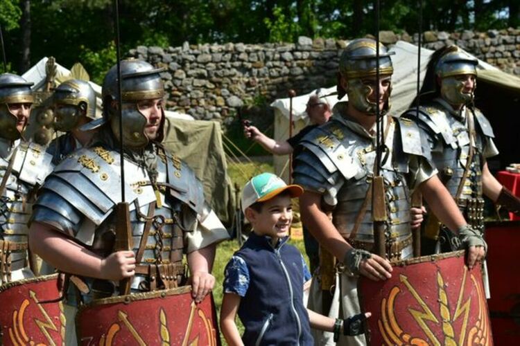 Стотици перничани и гости на града станаха част от семейната неделя на Пернишката крепост