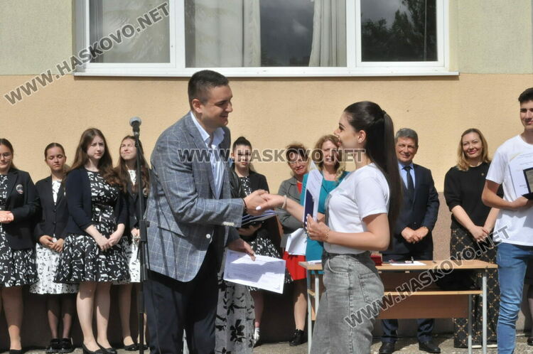 Езиковата изпрати 181 абитуриенти, Лилия Иванова със Златаровска премия