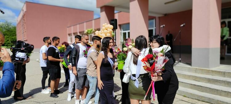 Абитуриентите от ПГСС си взеха "сбогом" с училището