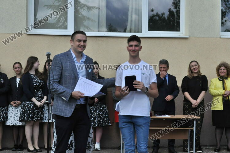 Езиковата изпрати 181 абитуриенти, Лилия Иванова със Златаровска премия