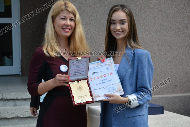 Последният звънец би за зрелостниците от Математическа гимназия в Хасково в присъствието на първия директор Дойчо Кръстев