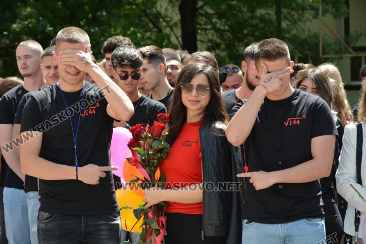 Последният звънец би за зрелостниците от Математическа гимназия в Хасково в присъствието на първия директор Дойчо Кръстев