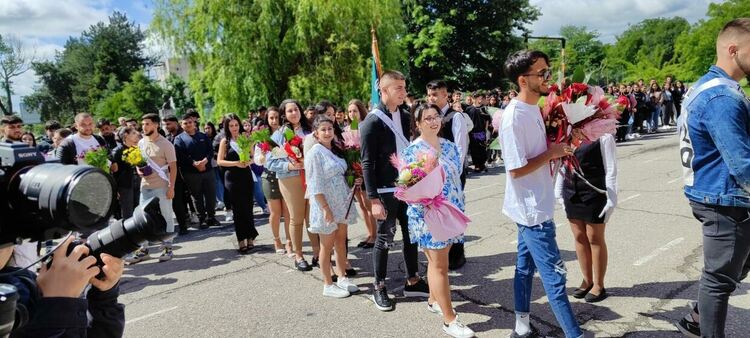 Абитуриентите от ПГСС си взеха "сбогом" с училището