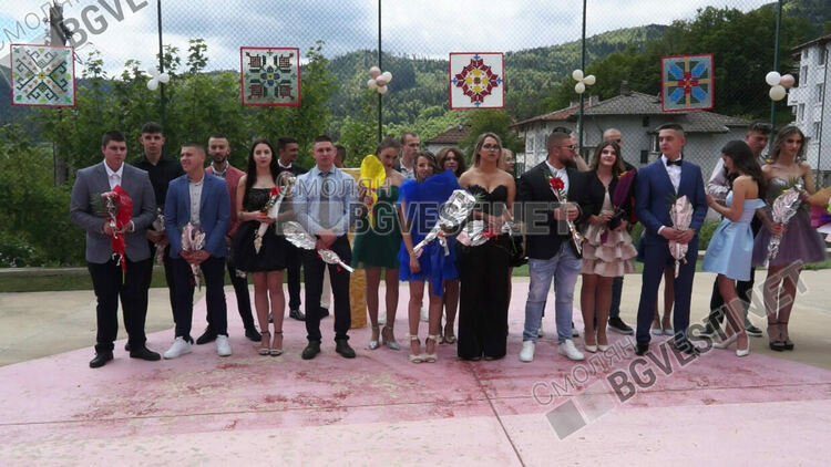 48 абитуриенти изпрати тържествено Професионалната гимназия по икономика в Смолян