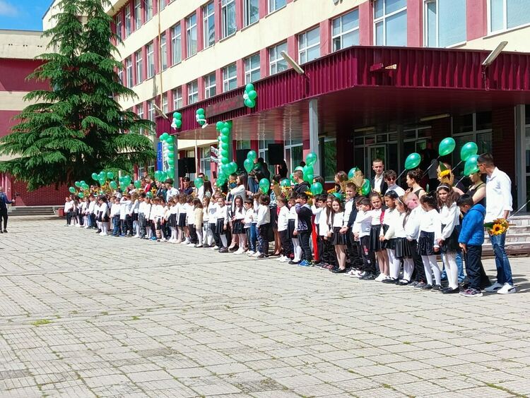 Изпратиха абитуриентите на "Златаров"