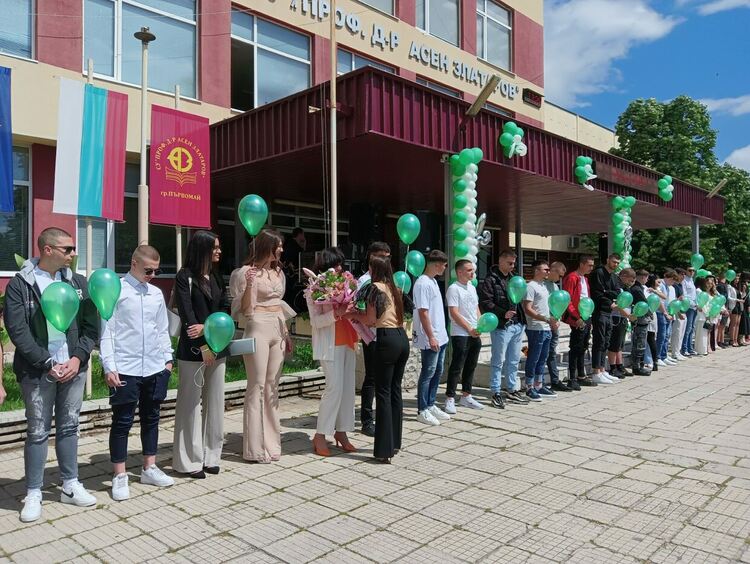 Изпратиха абитуриентите на "Златаров"
