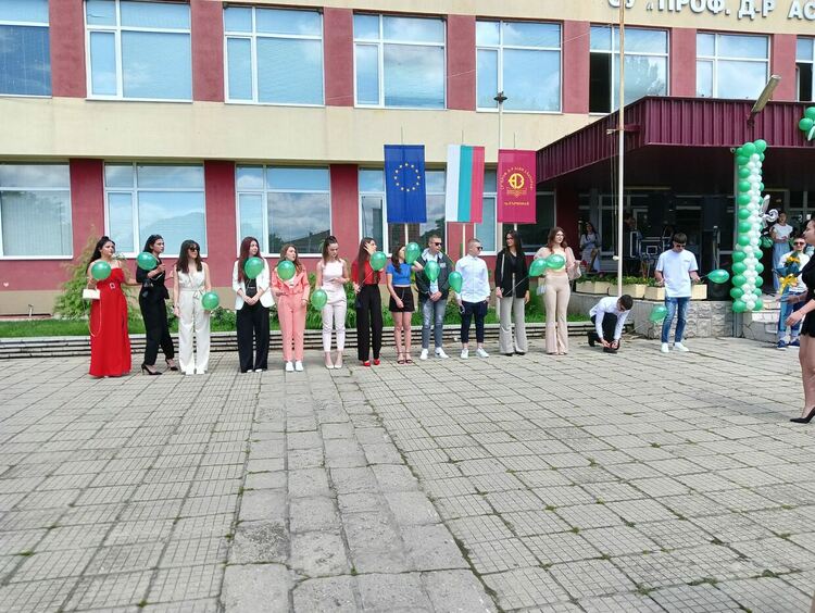 Изпратиха абитуриентите на "Златаров"