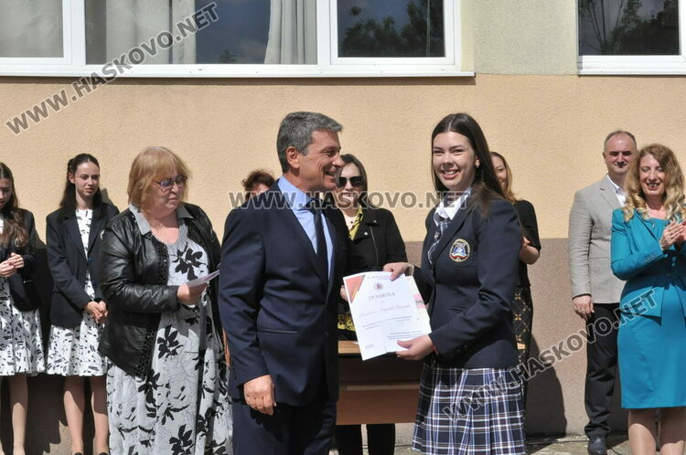 Езиковата изпрати 181 абитуриенти, Лилия Иванова със Златаровска премия