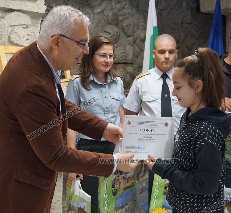Наградиха най-добрите от конкурса "С очите си видях беда"