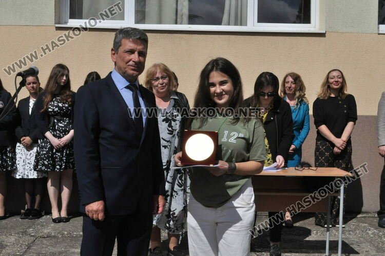 Езиковата изпрати 181 абитуриенти, Лилия Иванова със Златаровска премия