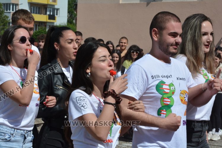 Последният звънец би за зрелостниците от Математическа гимназия в Хасково в присъствието на първия директор Дойчо Кръстев