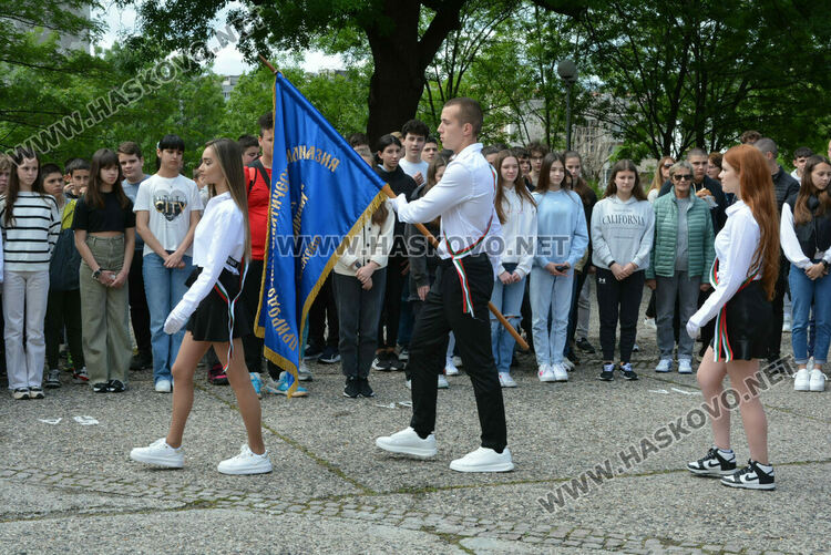 Последният звънец би за зрелостниците от Математическа гимназия в Хасково в присъствието на първия директор Дойчо Кръстев