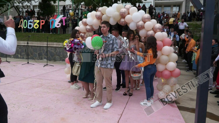 48 абитуриенти изпрати тържествено Професионалната гимназия по икономика в Смолян