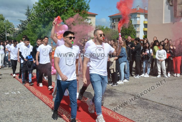 Последният звънец би за зрелостниците от Математическа гимназия в Хасково в присъствието на първия директор Дойчо Кръстев