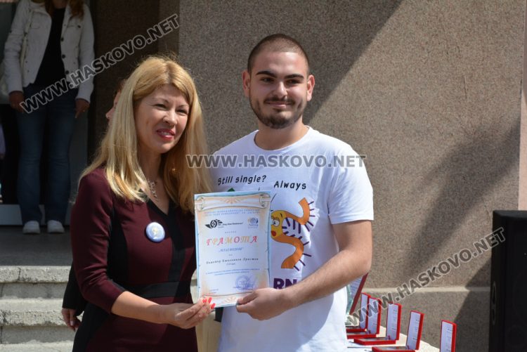 Последният звънец би за зрелостниците от Математическа гимназия в Хасково в присъствието на първия директор Дойчо Кръстев