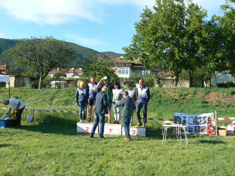 Състезателите на „Компас 1994“ с отличия от Купа „Бодлите на розата“