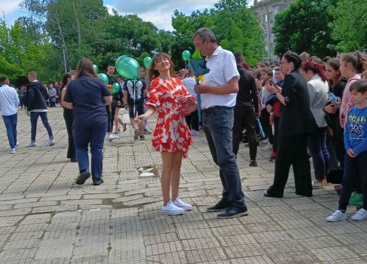 Изпратиха абитуриентите на "Златаров"