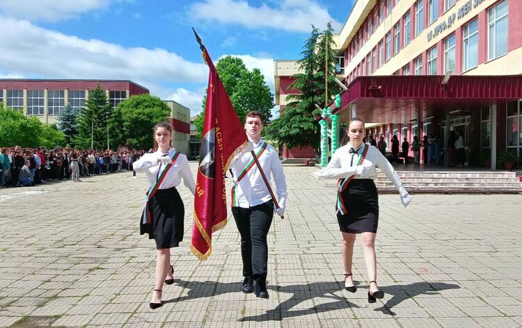 Изпратиха абитуриентите на "Златаров"