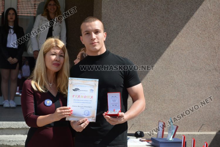 Последният звънец би за зрелостниците от Математическа гимназия в Хасково в присъствието на първия директор Дойчо Кръстев