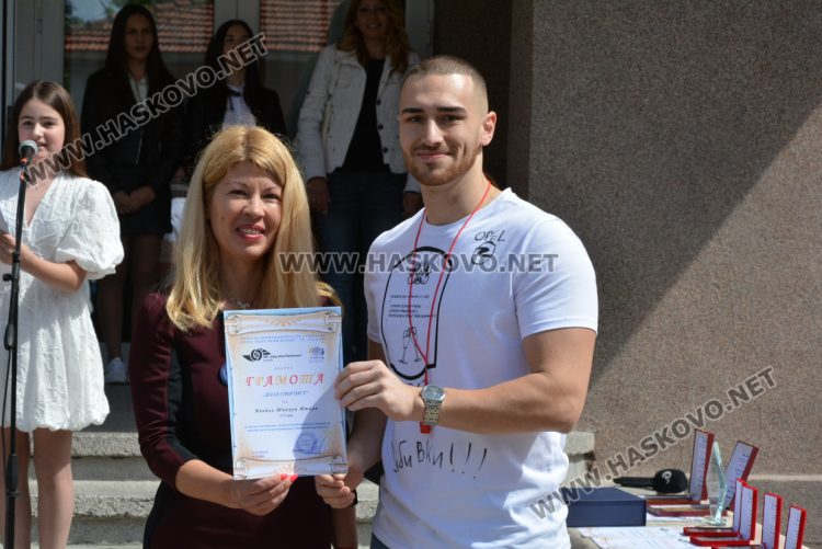 Последният звънец би за зрелостниците от Математическа гимназия в Хасково в присъствието на първия директор Дойчо Кръстев