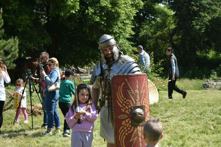 Стотици перничани и гости на града станаха част от семейната неделя на Пернишката крепост