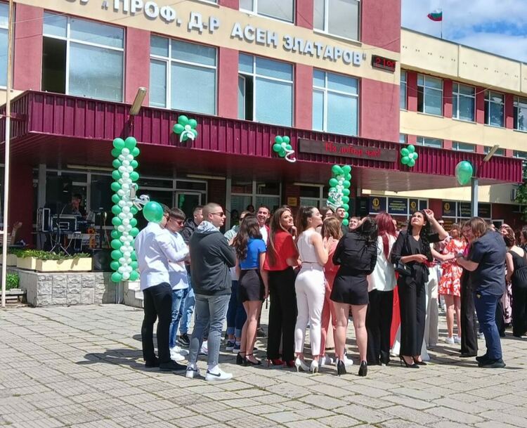 Изпратиха абитуриентите на "Златаров"
