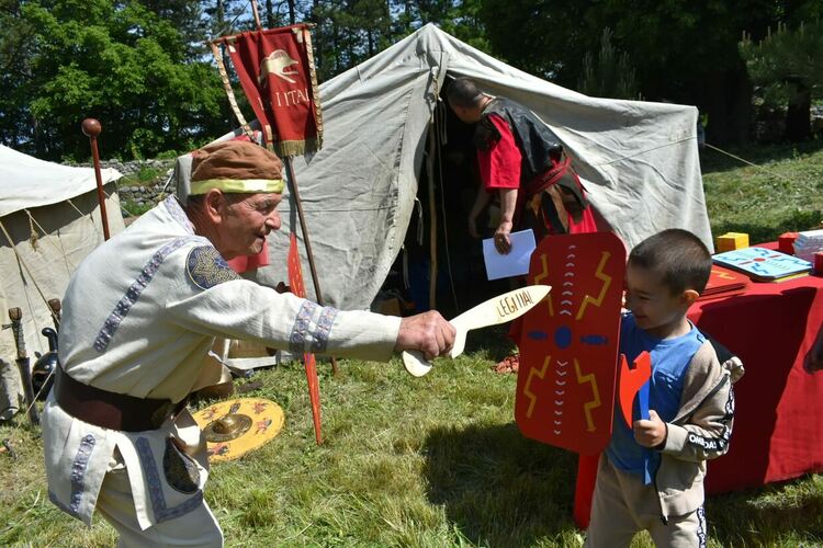 Стотици перничани и гости на града станаха част от семейната неделя на Пернишката крепост