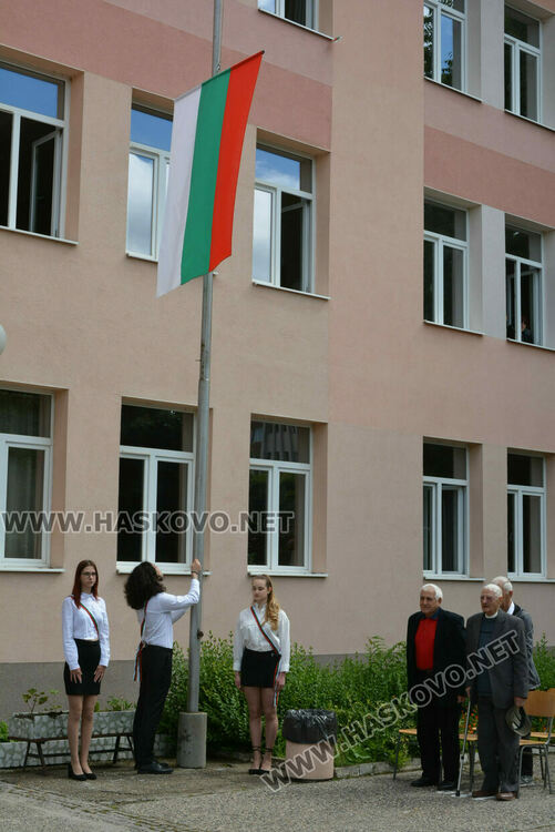 Последният звънец би за зрелостниците от Математическа гимназия в Хасково в присъствието на първия директор Дойчо Кръстев
