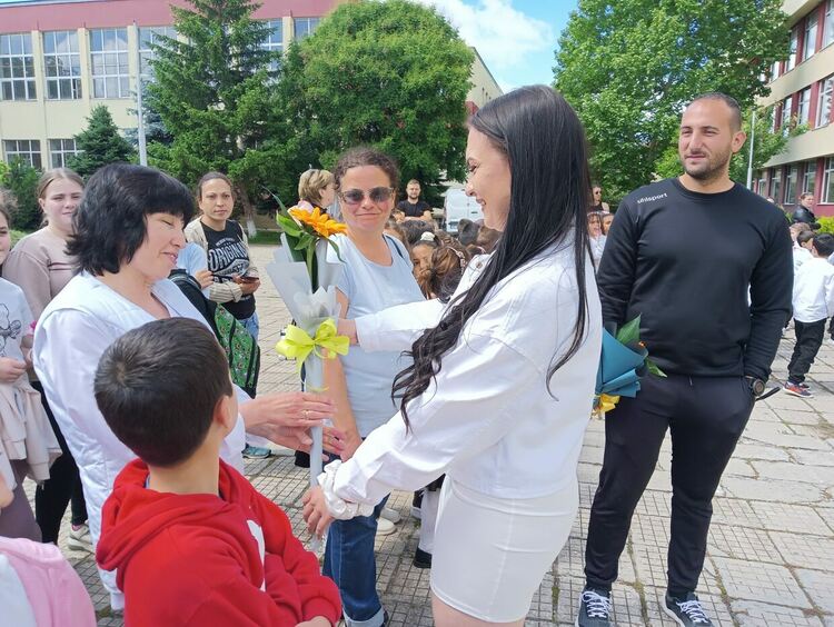 Изпратиха абитуриентите на "Златаров"