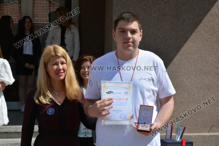 Последният звънец би за зрелостниците от Математическа гимназия в Хасково в присъствието на първия директор Дойчо Кръстев