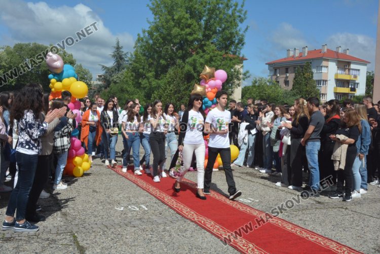 Последният звънец би за зрелостниците от Математическа гимназия в Хасково в присъствието на първия директор Дойчо Кръстев