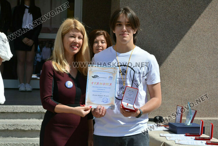 Последният звънец би за зрелостниците от Математическа гимназия в Хасково в присъствието на първия директор Дойчо Кръстев