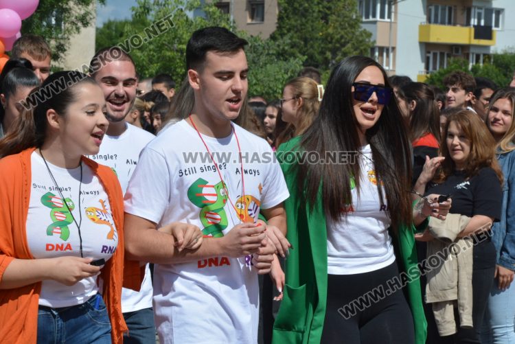 Последният звънец би за зрелостниците от Математическа гимназия в Хасково в присъствието на първия директор Дойчо Кръстев