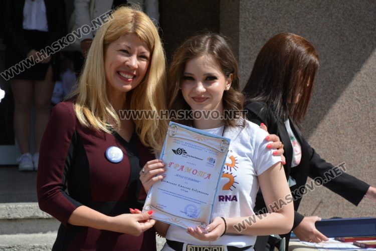 Последният звънец би за зрелостниците от Математическа гимназия в Хасково в присъствието на първия директор Дойчо Кръстев