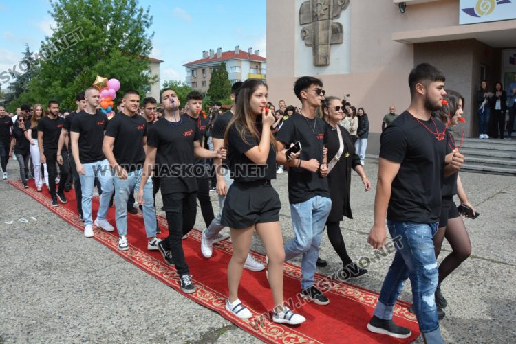 Последният звънец би за зрелостниците от Математическа гимназия в Хасково в присъствието на първия директор Дойчо Кръстев