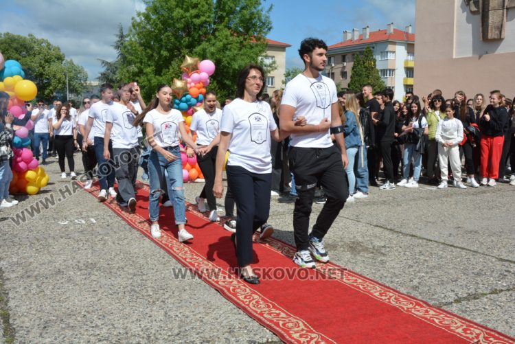 Последният звънец би за зрелостниците от Математическа гимназия в Хасково в присъствието на първия директор Дойчо Кръстев