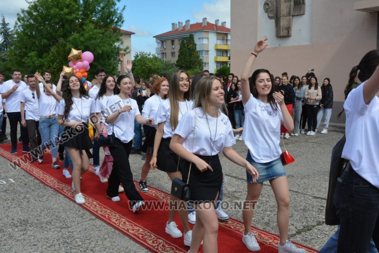 Последният звънец би за зрелостниците от Математическа гимназия в Хасково в присъствието на първия директор Дойчо Кръстев