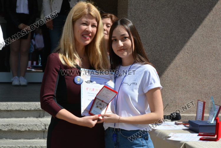 Последният звънец би за зрелостниците от Математическа гимназия в Хасково в присъствието на първия директор Дойчо Кръстев